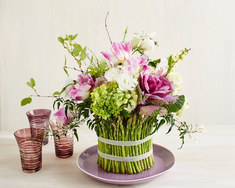 Arranger blomsterarrangementer med tulipaner og asparges og hortensiaer
