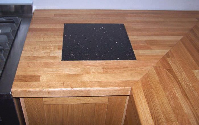 Bordpladen er lavet af træ.