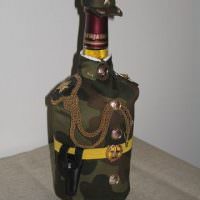 Camouflage-Tunika auf einer Glasflasche