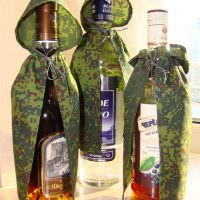 Wodka in dekorativen Regenmänteln
