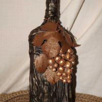 Dekoration einer Geschenkflasche mit Leder