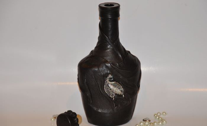Cognac-Flasche mit Naturleder dekorieren