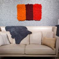 Farget mos som veggdekorasjon over sofaen