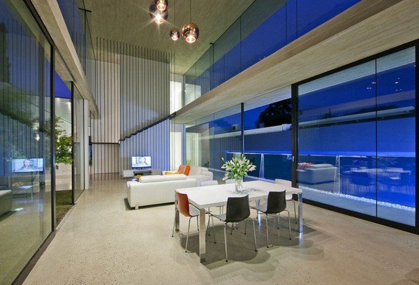 moderne hus lavet af glas og beton opholdsområde
