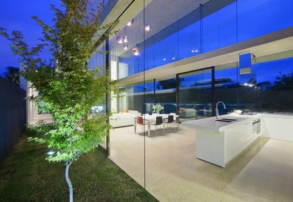moderne hus lavet af glas og beton gennemsigtighed