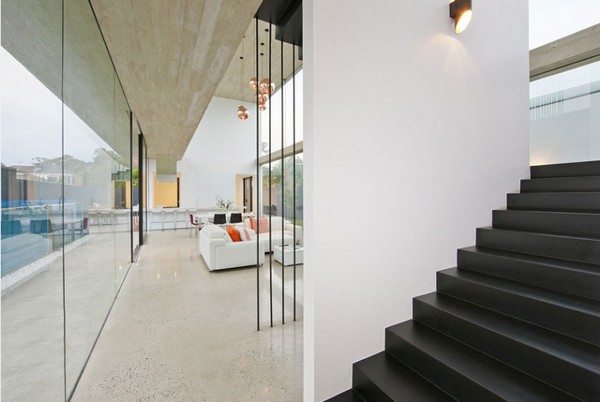 moderne hus lavet af glas og betontrapper