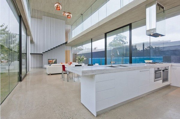 moderne husglas og beton køkkenø
