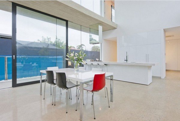 moderne husglas og beton spiseplads