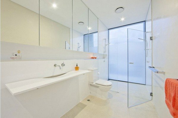 moderne husglas og beton badeværelse