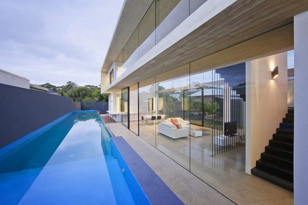 moderne hus lavet af swimmingpool i glasbeton