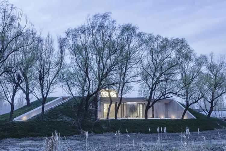 hill underground buddhist tempel glas facade udvendigt