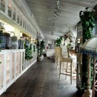 eine Variante eines schönen Restaurantstils in einem Loft-Stil-Bild