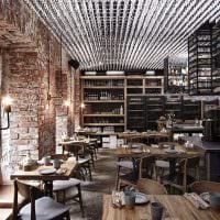 die Idee einer schönen Gestaltung eines Cafés im Loft-Stil Foto
