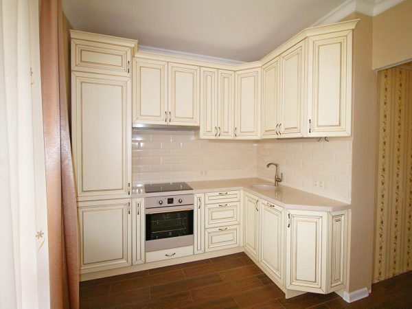 Hvite kjøkken med patina, laget i milde, diskrete farger, passer for rom i Provence-stil.