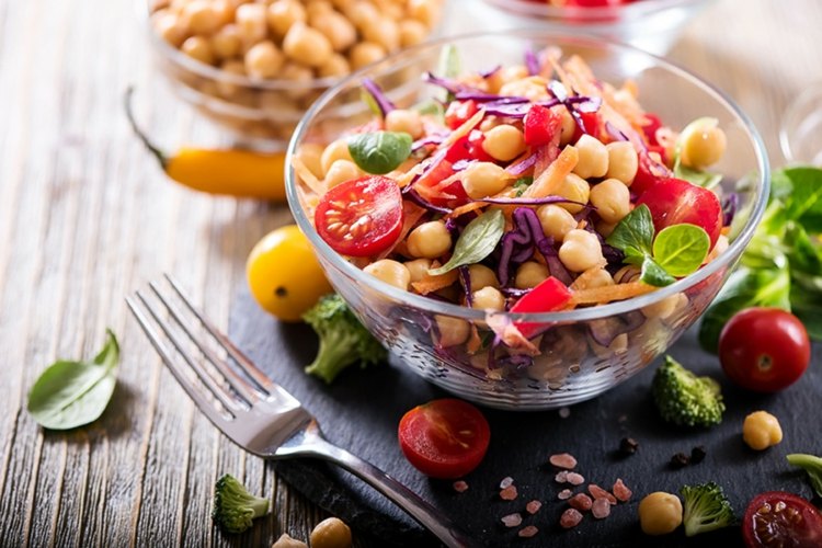 afbalanceret vegansk kost salat med kikærter sundt vægttab