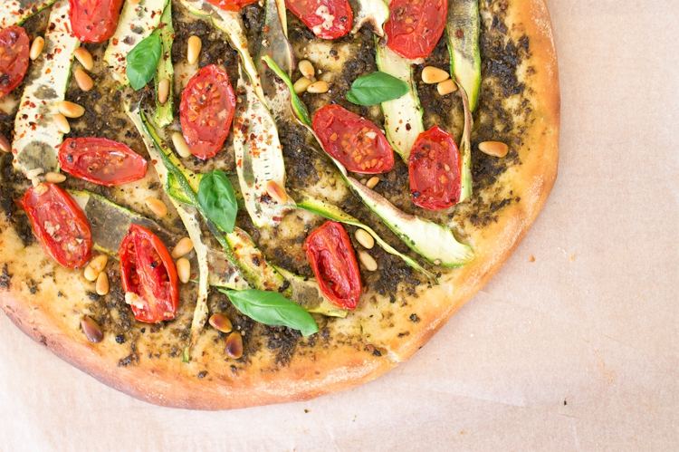 pizza-vegansk-italiensk-tradition-tomat-avocado-blanding