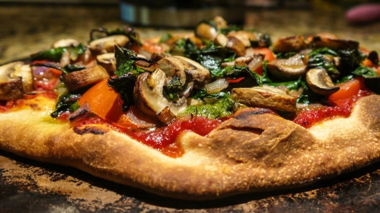 pizza-veganer-gær-dej-opskrift-let-ovn-bage