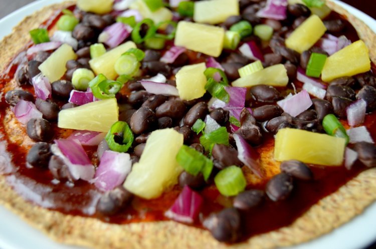 vegansk-pizza-sorte-bønner-ananas-idé-hawaii-original