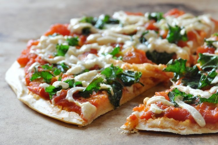 veganer-pizza-bagning-toppings-idé-kikærter