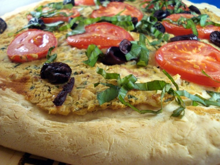 Forbered pizza-vegansk-toscansk-inspiration-tomanten-sort-oliven-sauce