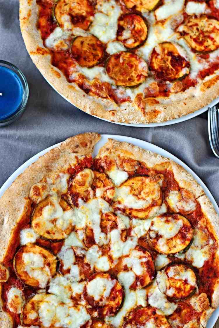 pizza-vegansk-courgette-marineret-ost-lækre-ingredienser-bag-idé