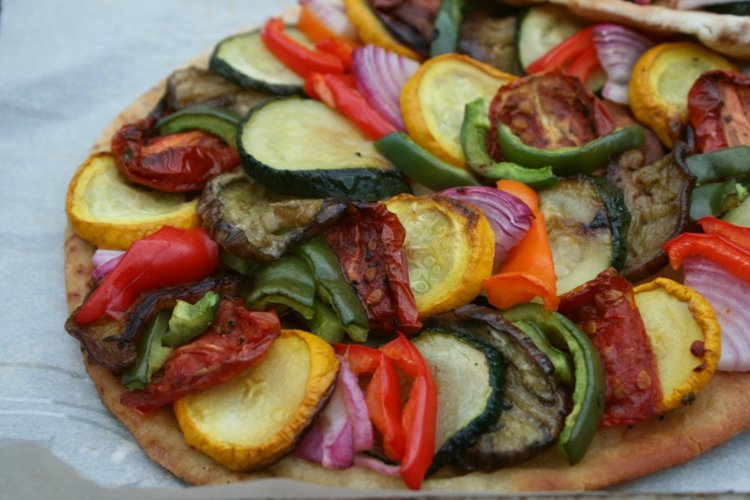 pizza-veganer-ratatouille-grøntsager-zucchini-aubergine-paprika-ingrediens-løg