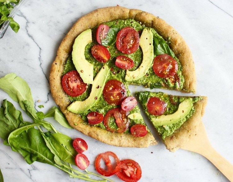 pizza-vegansk-spinat-kirsebær-tomat-avocado-spinatsauce
