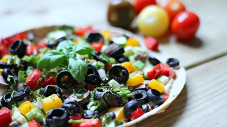 pizza-vegansk-salsa-sauce-eksotisk-smag-oliven-majs