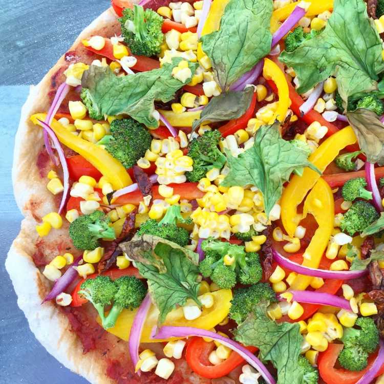 vegansk pizza broccoli-gul-peberfrugt-spinat-vegetar