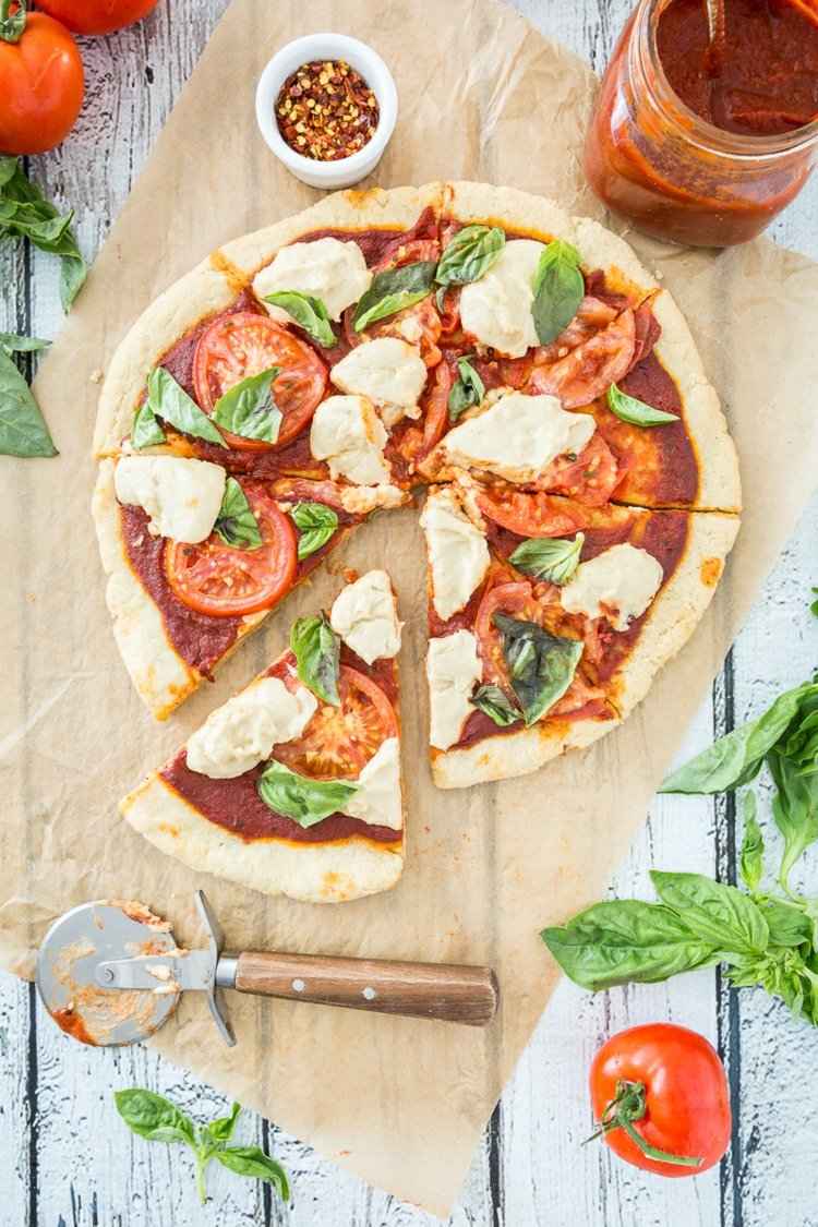 pizza-veganer-margherita-klassisk-opskrift-enkel