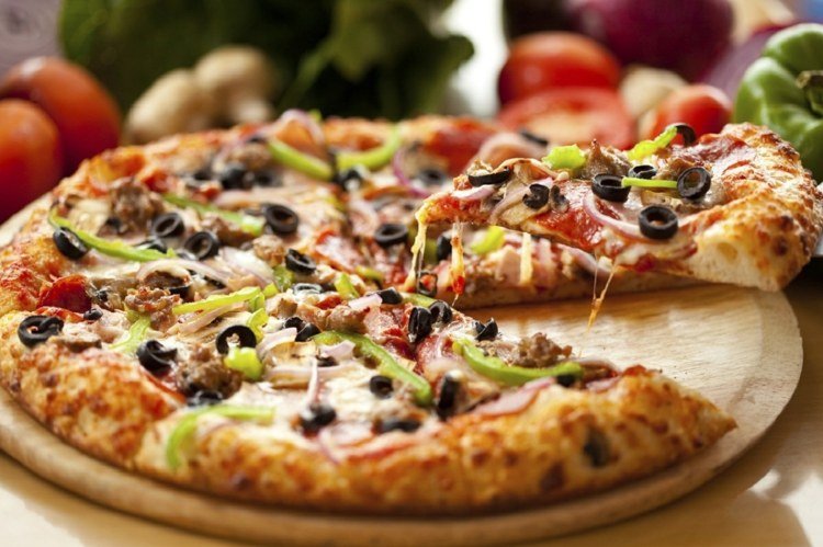vegansk pizza familie-bagning-idé-uden-animalske produkter