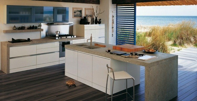 Gråt køkkenbetonlook med hvide fronter for et minimalistisk look