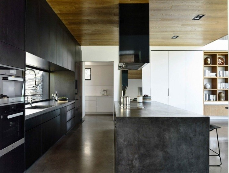 Køkken i beton med panoramavindue og moderne emhætte