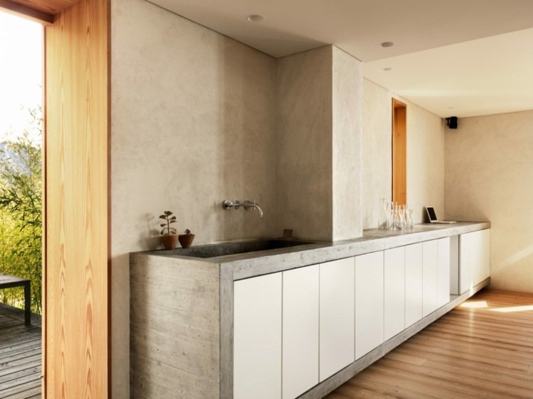 Betonramme til hvide minimalistiske køkkenskabe