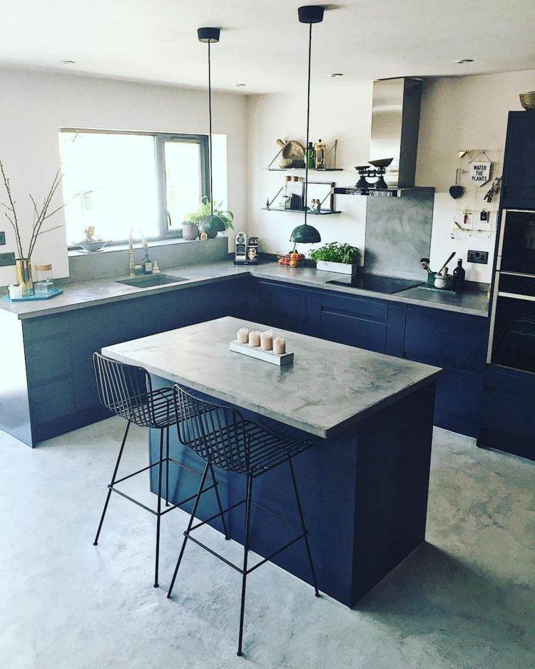Minimalistiske køkkenskabe i mørkeblå med bordplade i beton