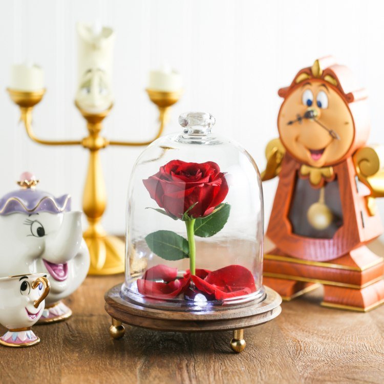 lav rose i glasset selv dekoration smukke dyrdisneyfigurer