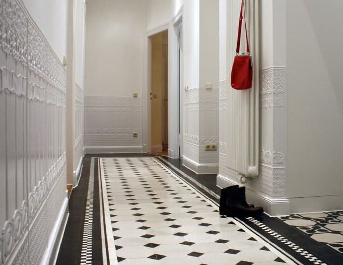 Hosszú folyosó belseje kerámia padlóval