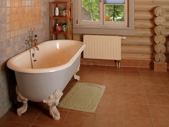 Εσωτερικό μπάνιου σε ένα ξύλινο σπίτι