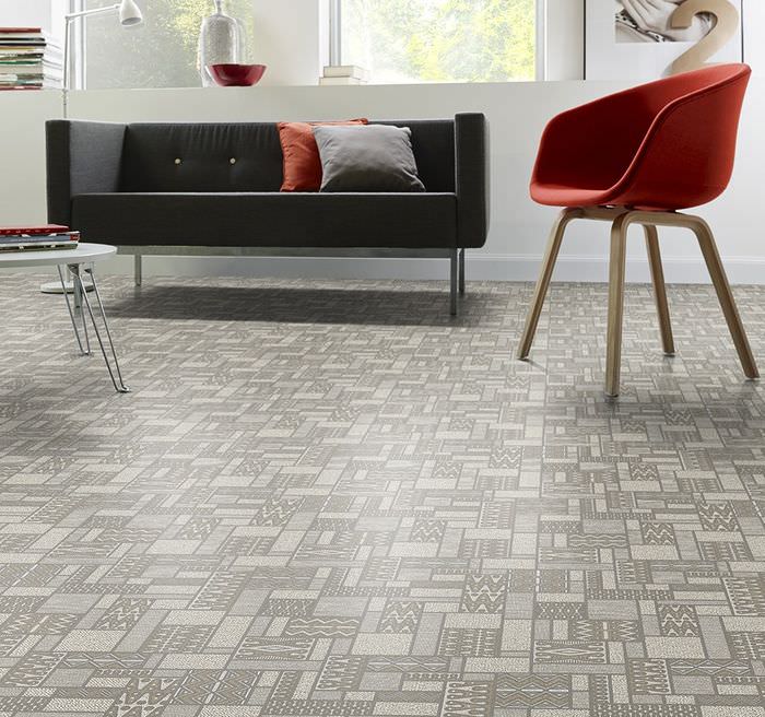 Sivé linoleum v prevedení podlahy v obývacej izbe