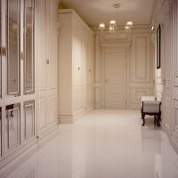 Fehér padló a folyosó belsejében