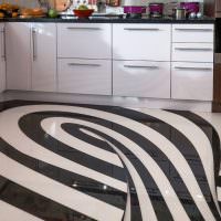 Черно -бели ивици на подови настилки в кухнята