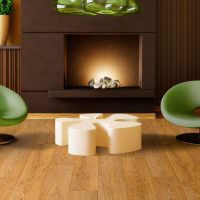 Zelené stoličky na drevenej podlahe