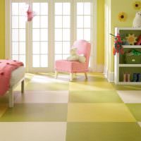 Podea de marmoleum în camera copiilor pentru o fată