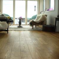 Sivý koberec na drevenej podlahe