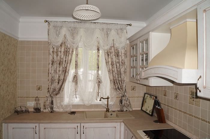 Korte gardiner på en vask med en vintage kran