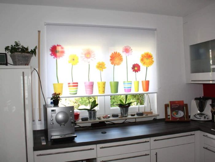 Rullegardiner med fotoutskrift på kjøkkenvinduet i et panelhus