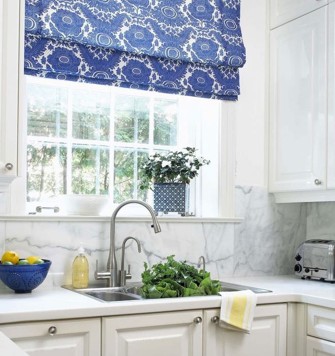 Blå romersk persienne over kjøkkenvasken
