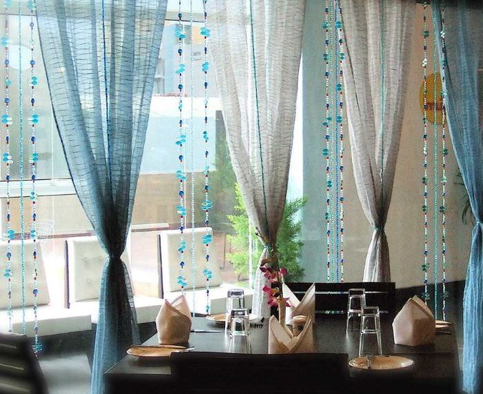Dekorative gardiner laget av tyll og perler