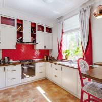 Røde gardiner i kjøkkendesign