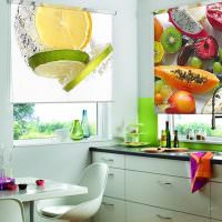 Kjøkkeninnredning med gardiner med fotoutskrift